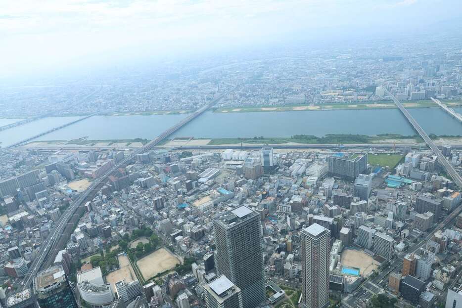 JR大阪駅周辺を流れる淀川＝大阪市（昨年6月撮影、本社へりから）