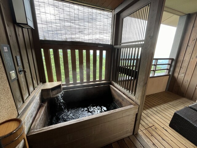 翌朝は部屋の露天風呂に湯を張って、プライべートな空間で朝の湯あみを堪能するのもおすすめ