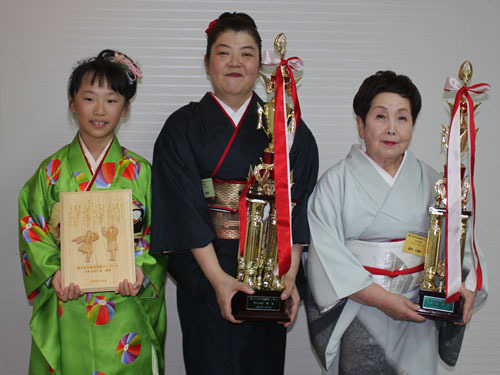 【各部門で優勝した左から蟹江さん、山﨑さん、梶田さん＝尾鷲市瀬木山町の市民文化会館で】