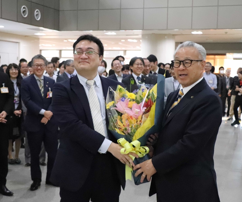 幹部職員らに最後の訓示を述べる浅井市長