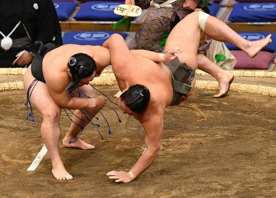 大相撲九州場所2日目　炎鵬（左）は翠桜を下手投げで破る（撮影・岩下翔太）