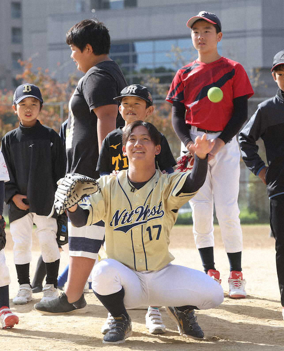 野球教室に参加した阪神ドラフト1位のNTT西日本・伊原（中央手前）（撮影・長嶋　久樹）