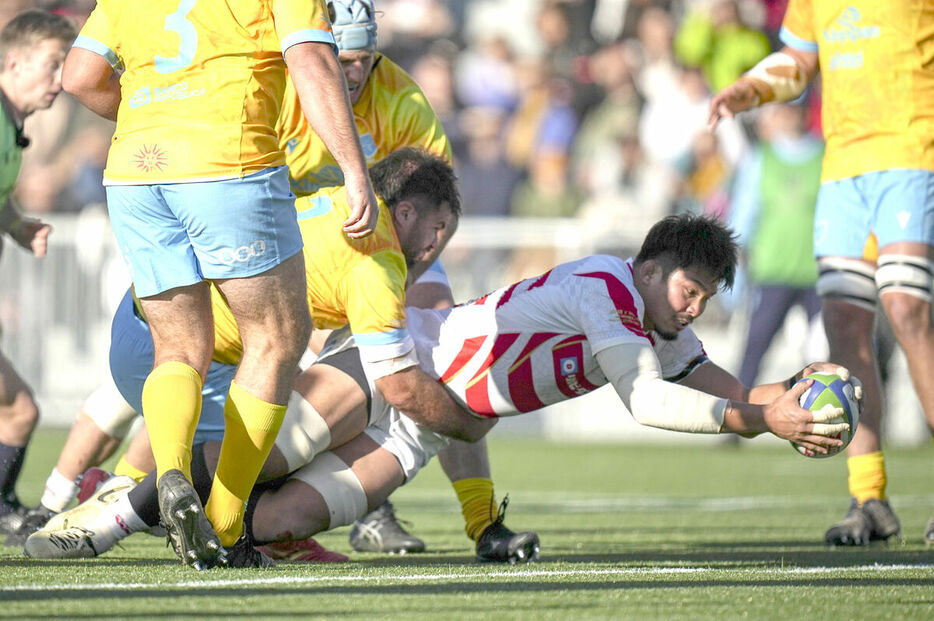 前半に反撃トライを決めたNO８の姫野和樹（ＡＰ）