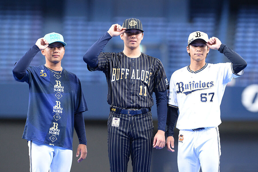 新しいキャップを着用するオリックス・東松快征、山下舜平大、中川圭太（左から）【写真提供：産経新聞社】