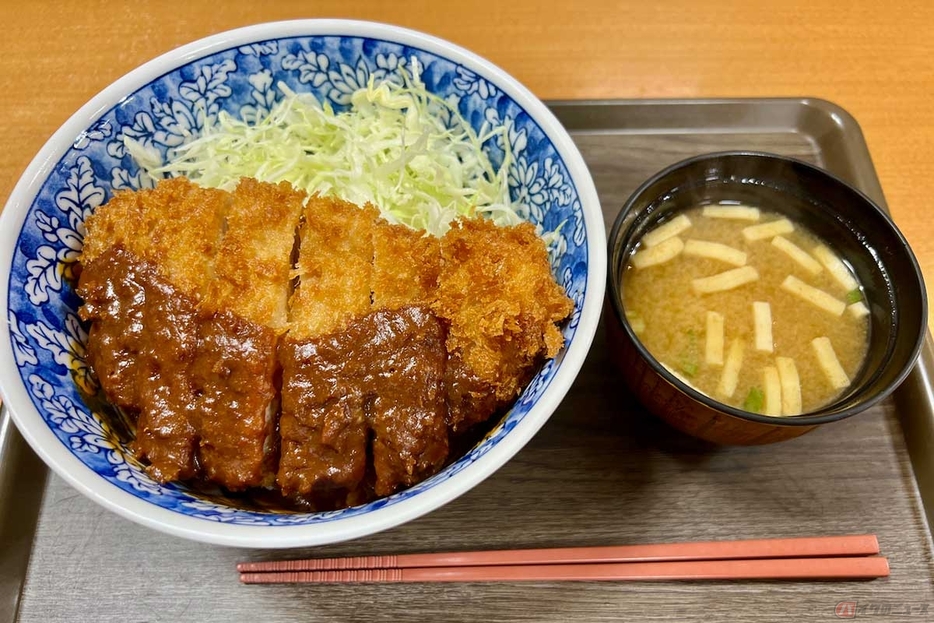 東北道「菅生PA」（上り）でいただく「仙台味噌かつ丼」（1180円）は、甘味のある味噌ダレがたっぷりでご飯がススム