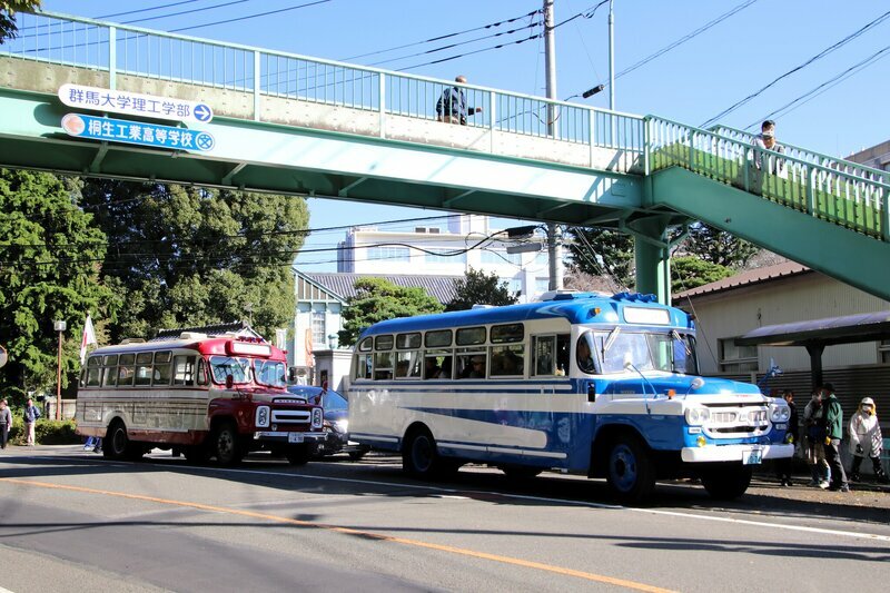 今回はいすゞBXD30(前)と日産ディーゼルU690(後)も巡回バスとして参加