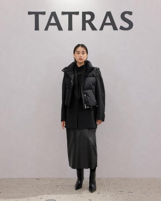 「TATRAS 銀座店」のプレビューイベントのフォトコールに登場した山本美月さん