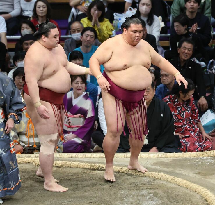 御嶽海（右）は隆の勝に寄り切りで敗れた（カメラ・池内　雅彦）