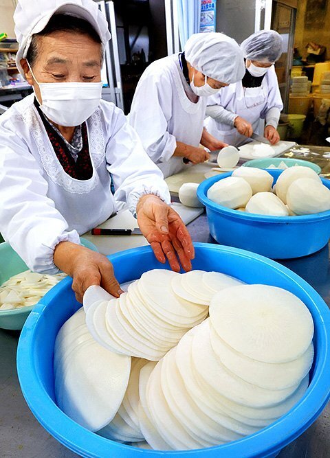 千枚漬け用に包丁で薄く切られた大カブ＝音川加工