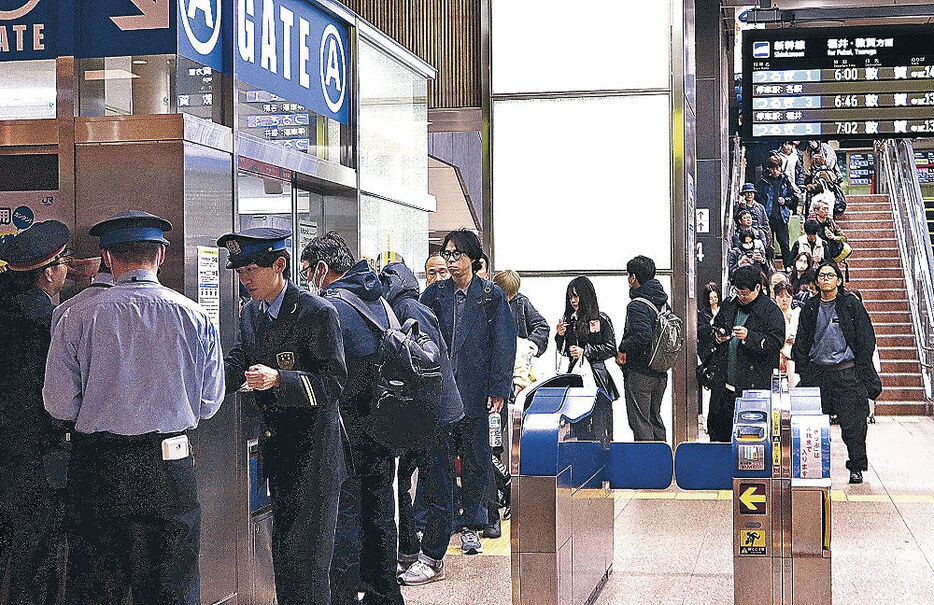 地震の影響で遅れた北陸新幹線から降りてくる乗客＝２７日午前３時１４分、ＪＲ金沢駅