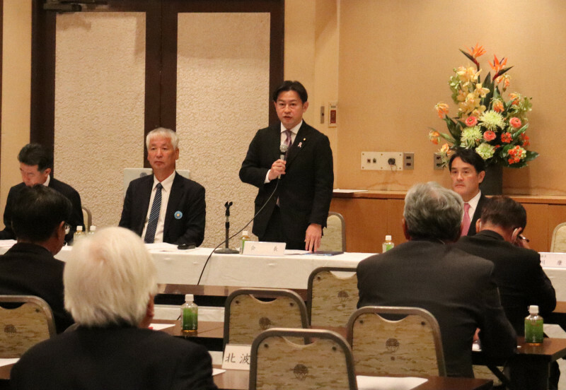 自民党県連の合同会議で辞意を表明する福岡会長（左から3人目）＝佐賀市内で2024年11月17日午前11時9分、五十嵐隆浩撮影