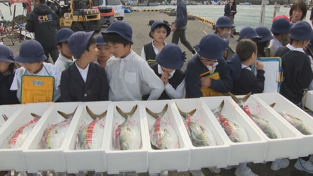 出荷作業の見学に訪れた小学生