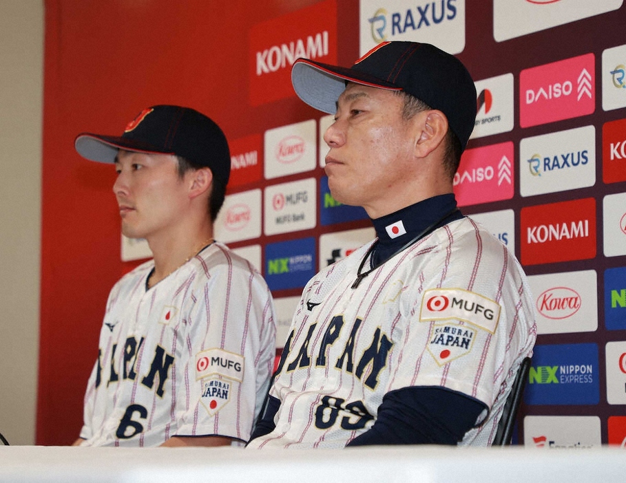 ＜日本・台湾＞硬い表情で会見する井端監督（右）と源田（撮影・篠原岳夫）