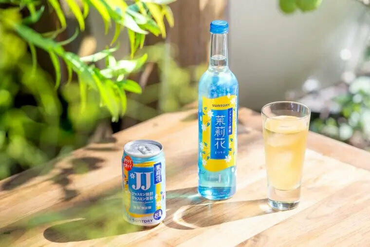 サントリー「茉莉花〈ジャスミン茶割・JJ（ジェージェー）〉缶」335ml（左） サントリー「ジャスミン焼酎〈茉莉花（まつりか）〉」500ml（右）