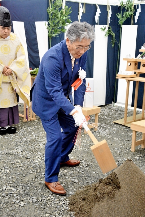 くわ入れして工事の無事を祈る吉田町長