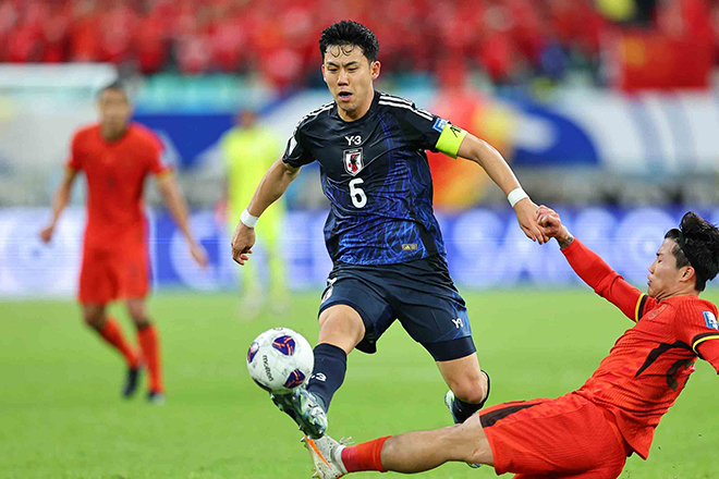 中盤で奮闘した遠藤。写真：梅月智史（サッカーダイジェスト写真部／現地特派）