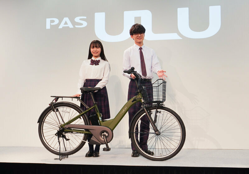 ヤマハの通学モデルの新型電動アシスト自転車『PAS ULU』と、CMキャラクターの稲垣来泉さん、小田推真さん