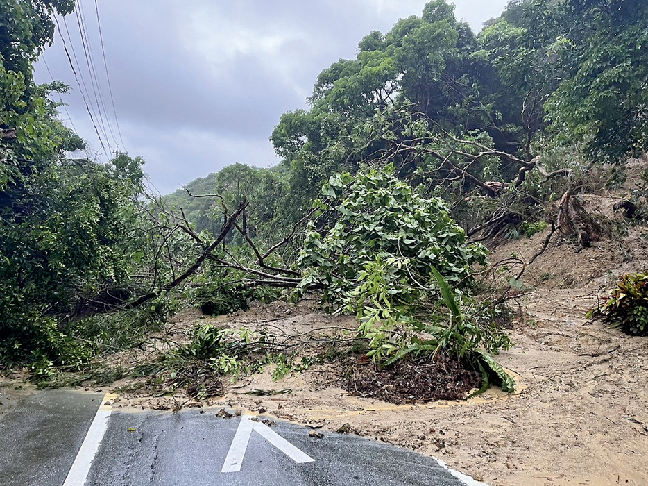 大雨により発生した県道での崖崩れ∥9日午前、与論町（鹿児島県提供）