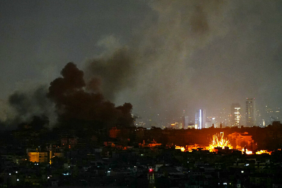 ２４日、レバノンの首都ベイルート南郊で、イスラエル軍の空爆を受けて上がる炎と黒煙（ＡＦＰ時事）