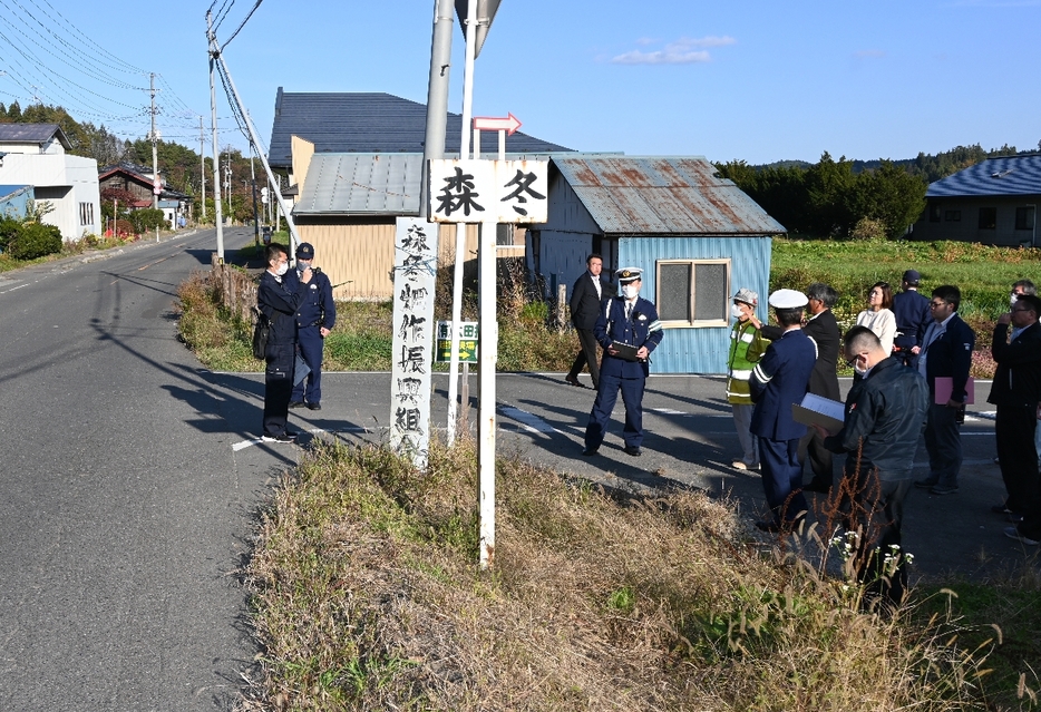 車2台が衝突した事故現場で再発防止策を話し合う参加者