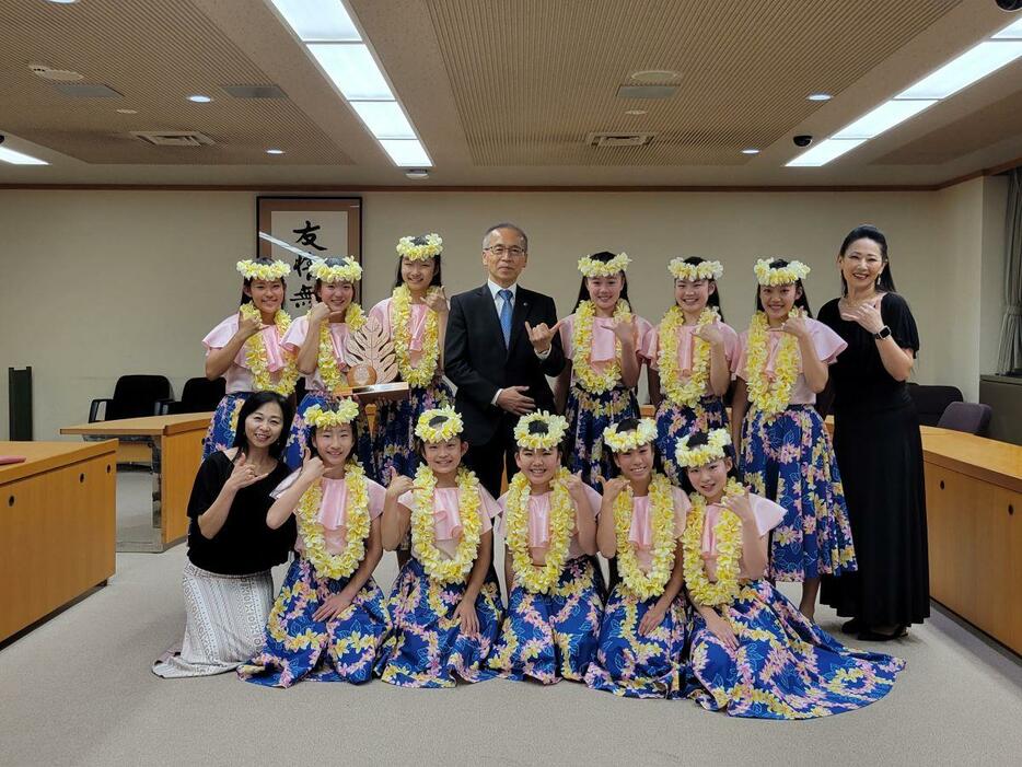 松戸徹市長と「ハラウ オ ケアラロゼラニ」のメンバーら