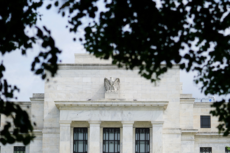 米連邦準備理事会（ＦＲＢ）が６─７日の連邦公開市場委員会（ＦＯＭＣ）で２５ベーシスポイント（ｂｐ）の利下げを決定したことを受け、フェデラルファンド（ＦＦ）金利先物市場は７日時点で１２月も同規模の追加利下げを織り込んでいる。２０２２年６月撮影（２０２４年　ロイター/Sarah Silbiger）