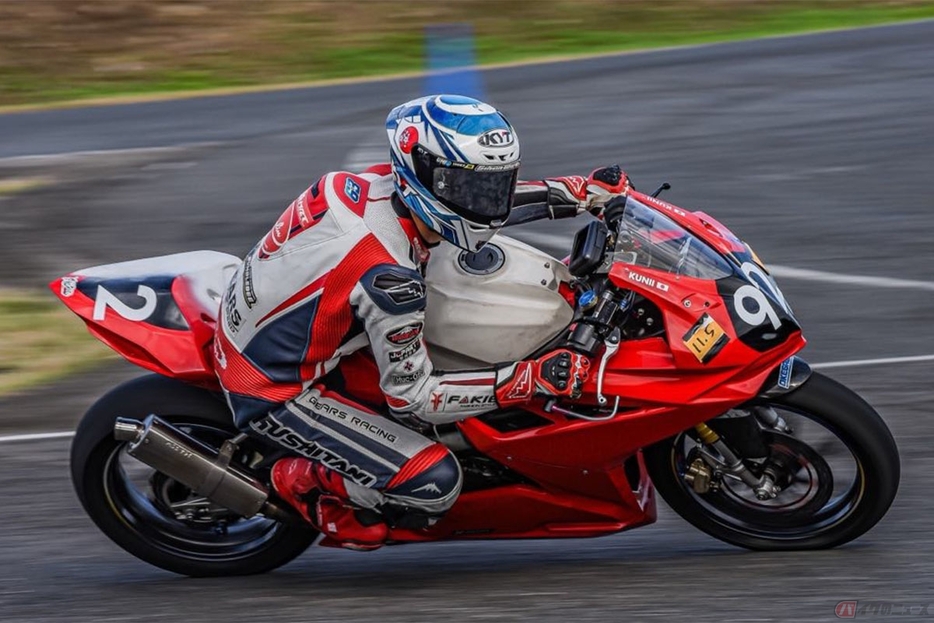 國井君のバイクに乗るリウ