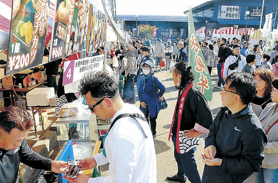 氷見の食を求める来場者でにぎわう会場＝氷見市漁業文化交流センター周辺