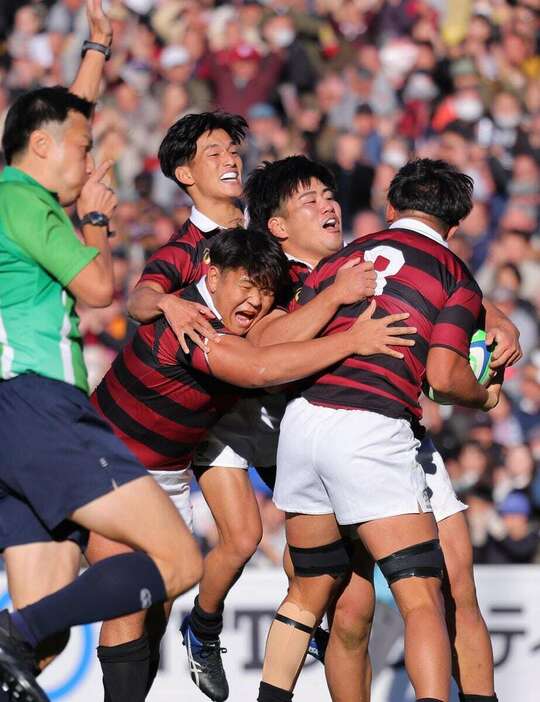 【大学ラグビー　関東大学対抗戦　早稲田大対慶応大（早慶戦）】　前半、鈴木風詩のトライが決まり、歓喜する早大の選手たち　＝秩父宮ラグビー場（撮影・福島範和）