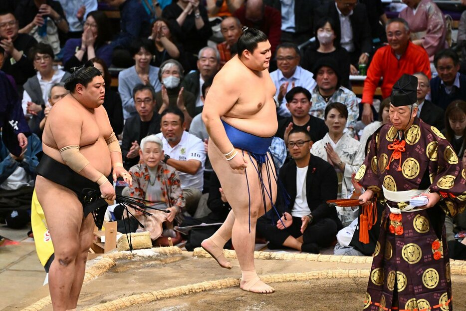 阿炎（左）にすくい投げで敗れた大の里（中）