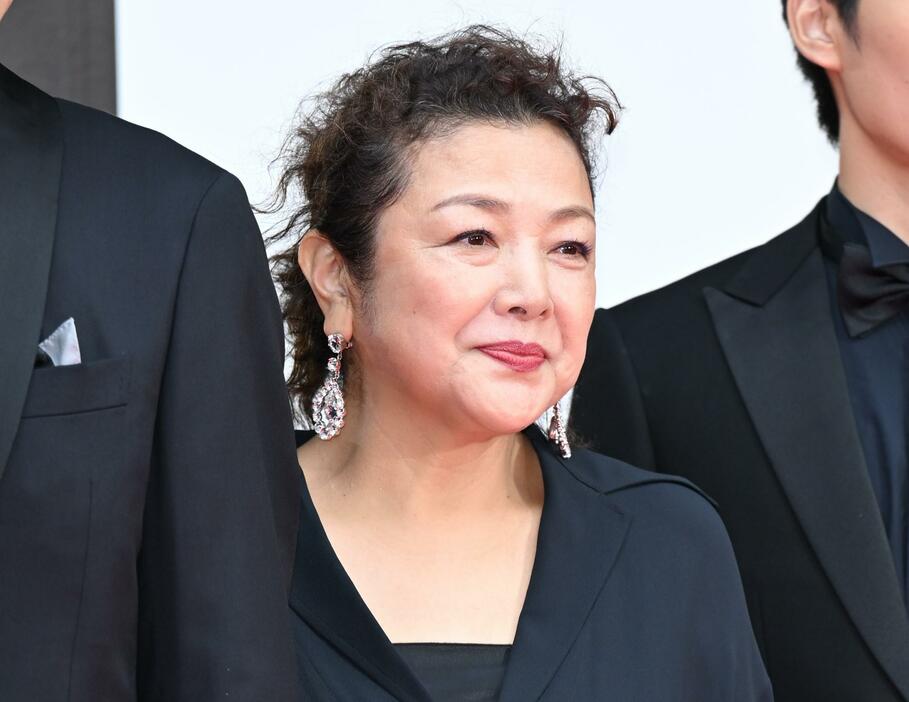 「第37回東京国際映画祭」のレッドカーペットに登場した原日出子さん