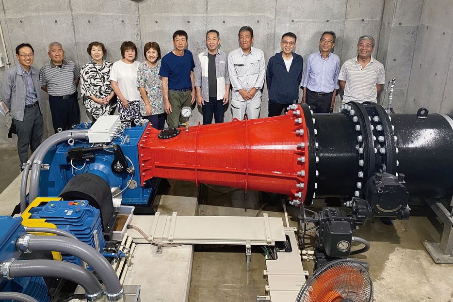 福井県池田町の「水海川水力発電所」。写っているのは地元小学校の同窓会のメンバー（WEDGE）