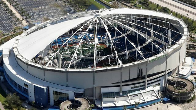 ハリケーンの影響で屋根が抜け落ちたMLBレイズの本拠地(写真：ロイター/アフロ)