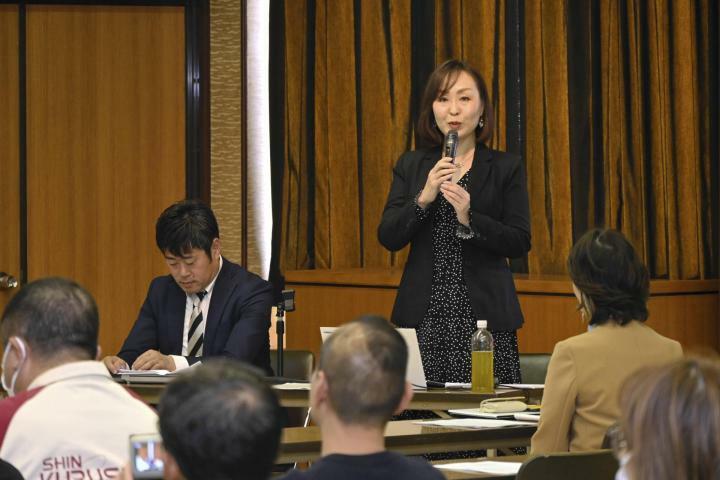 鈍川温泉の美肌効果について説明するポーラ・オルビスホールディングスの担当者＝21日午後、今治市玉川町三反地