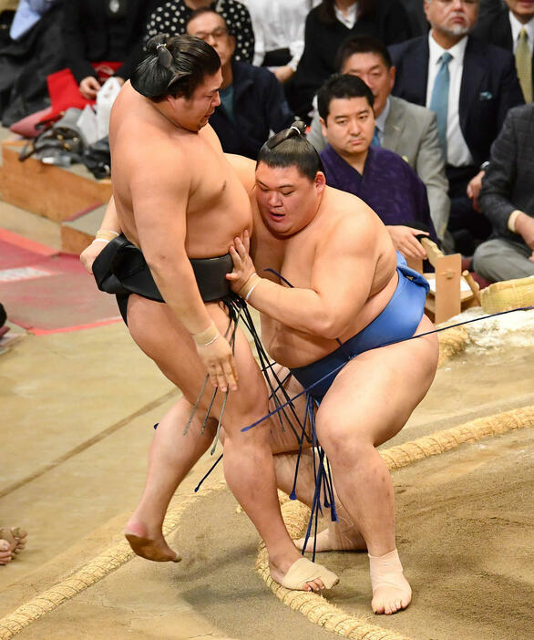 大相撲九州場所9日目　大の里（右）は若元春を寄り切りで破る（撮影・岩下翔太）