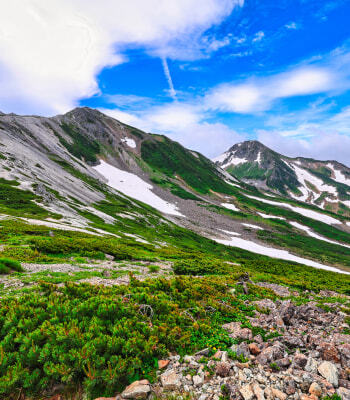 残雪の見られる、初夏の白馬岳　photo by gettyimages