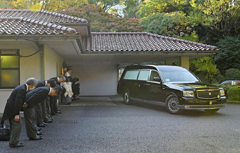 三笠宮妃百合子さまのひつぎを乗せて宮邸を出る霊車＝26日午前、東京都港区の赤坂御用地（代表撮影）