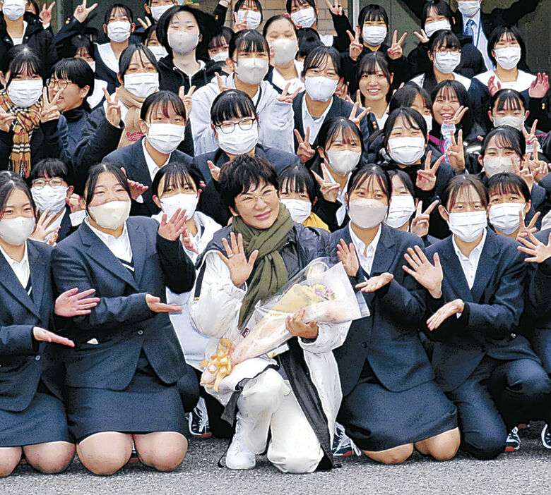 高校生らにエールを送った広瀬さん（中央）＝七尾市田鶴浜高