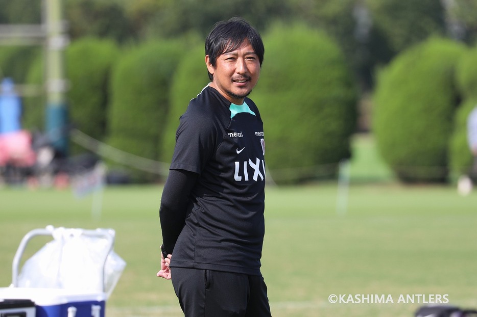 鹿島アントラーズのトレーニングを行なう中後雅喜監督（写真◎KASHIMA ANTLERS）