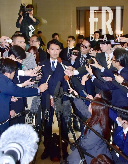 知事会議終了後、10分以上にわたって囲み取材を受けた斎藤知事。涙目になる場面もあった。疑惑については「公職選挙法違反には当たらない」と繰り返した