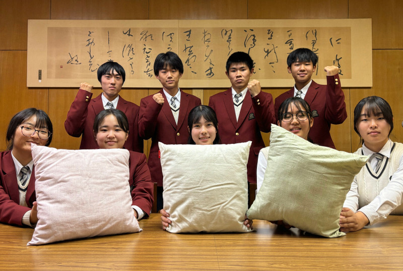 校内で栽培した綿花を使って作ったクッションを披露する岡山県立興陽高校の生徒たち＝岡山市南区藤田の同校で2024年11月14日午後4時49分、平本泰章撮影