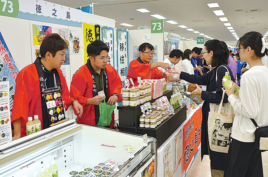 奄美関係のブースにも特産品を求める人々で人気となったアイランダー2024＝17日、東京都豊島区