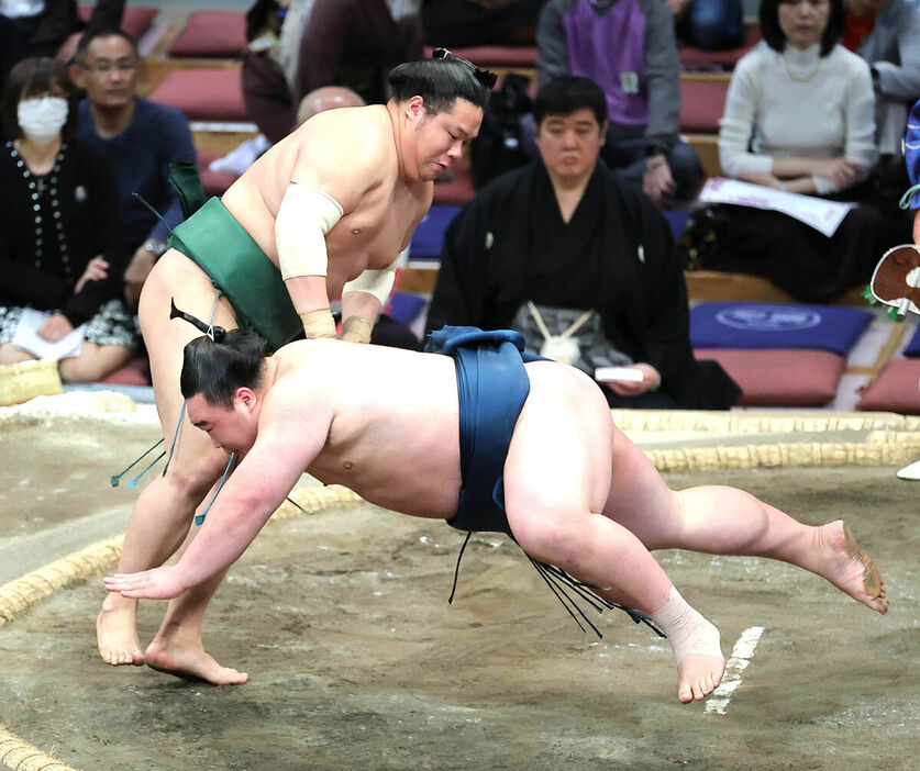 東白龍（左）が叩き込みで白熊を破る（カメラ・豊田　秀一）