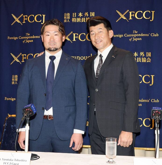 外国特派員協会で会見を行ったDeNA・三浦大輔監督（右）と戸柱恭孝＝千代田区丸の内の日本外国特派員協会（撮影・荒木孝雄）