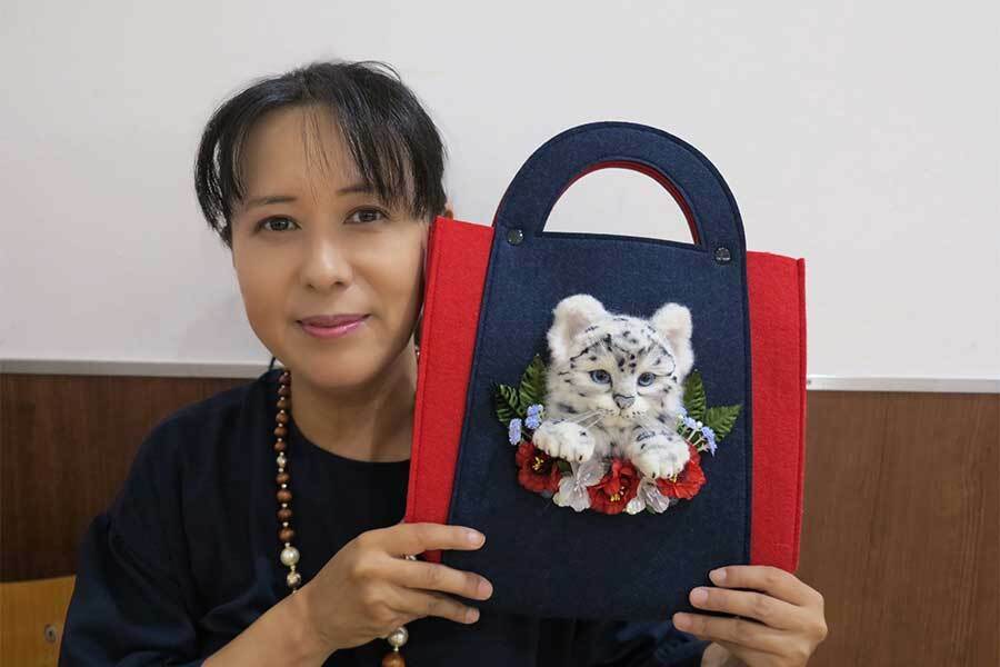 オーダーメイドで猫専門の羊毛フェルトを製作する花島優子さん【写真：ENCOUNT編集部】