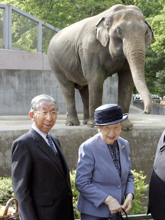 2007年、アヌーラ「来日50年を祝う会」に出席された三笠宮ご夫妻（写真：共同通信）