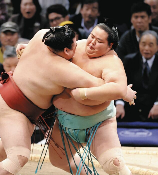 隆の勝（左）を攻める琴桜。上手投げで下す