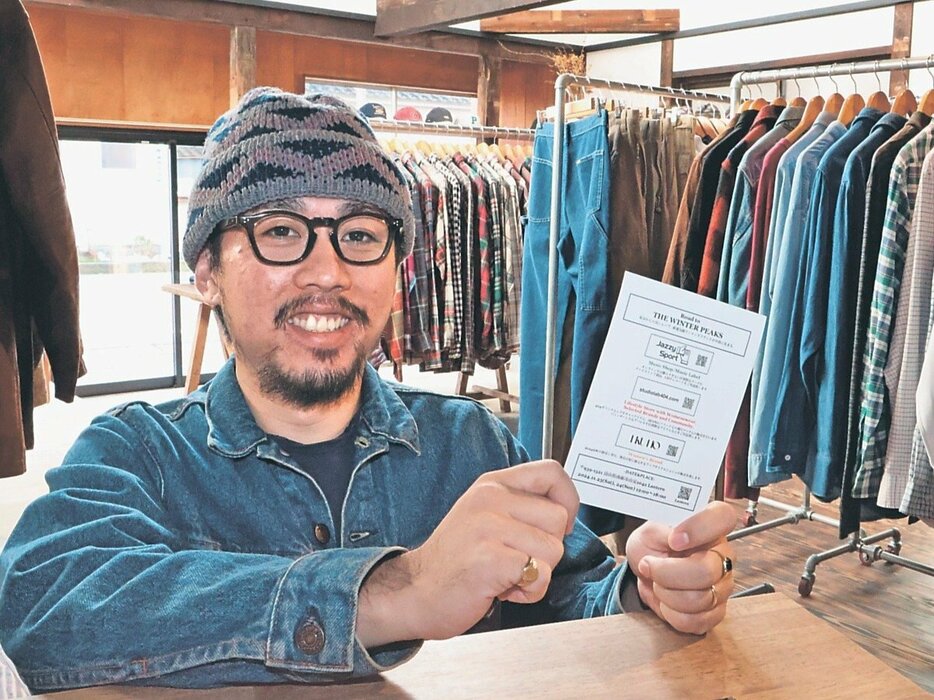 都市圏のアパレルショップやレコード店が集まるイベントをＰＲする有本さん