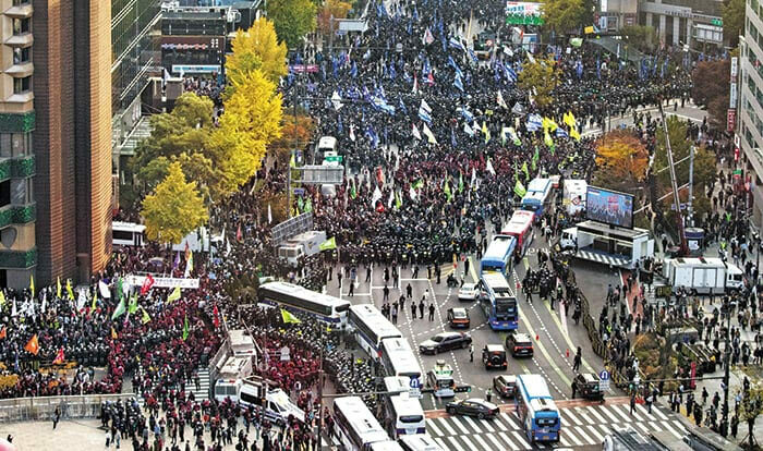 (写真：朝鮮日報日本語版) ▲ソウル市中区の徳寿宮大漢門前で全国民主労働組合総連盟（民主労総）や「尹錫悦（ユン・ソンニョル）退陣運動本部」などの主催により「全国労働者大会・第1次退陣総決起」が開催された。写真は現場で対峙（たいじ）する集会参加者らと機動隊。9日撮影。／趙寅元（チョ・ウンウォン）記者