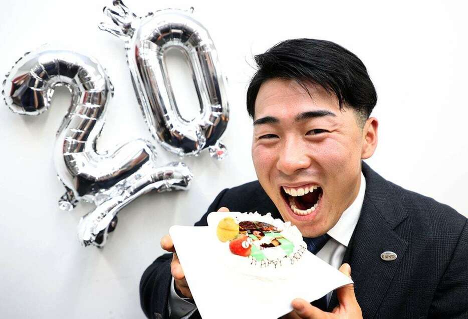 24日に誕生日を迎える巨人・浅野翔吾。報道陣から贈られた誕生日ケーキを頬張った＝東京・大手町の球団事務所（撮影・中井誠）